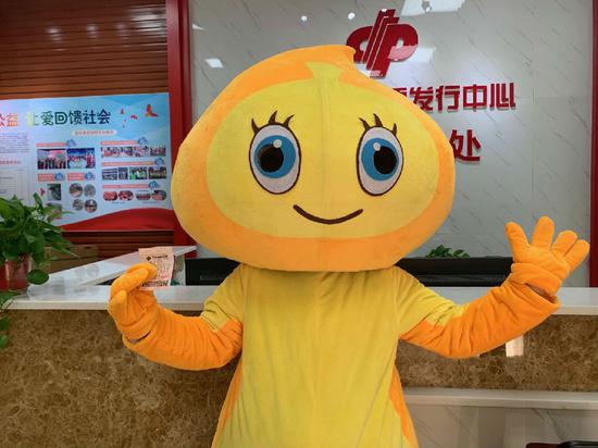图为蓝先生(化姓)展示中奖彩票