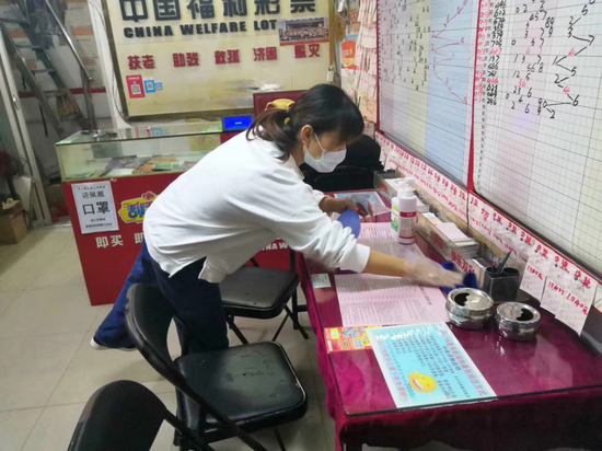 福彩投注站点做好日常消毒清洁工作,确保销售场所安全