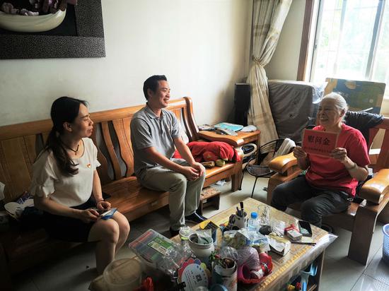 图2:市福彩中心党支部在金洲社区慰问困难党员