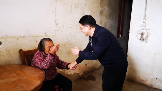 中心党总支书记杜波在武鸣区红岭社区看望困难群众