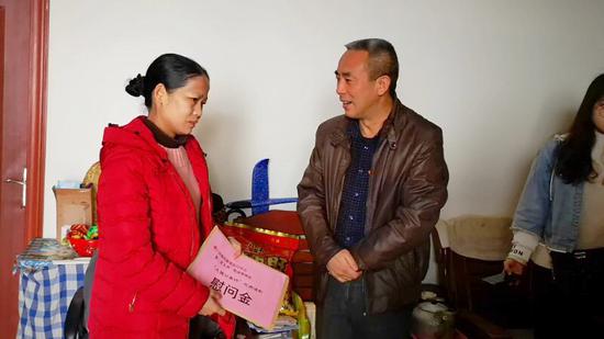 中心党总支副书记杨志刚询问望州东社区困难家庭情况