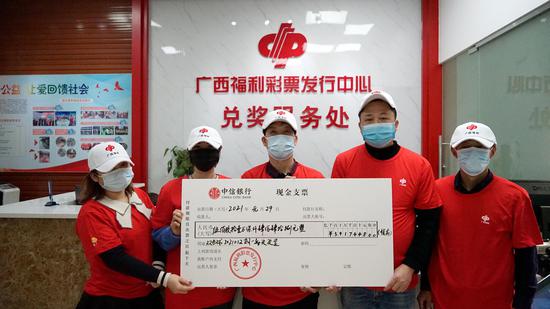 大奖得主代表现身兑奖
