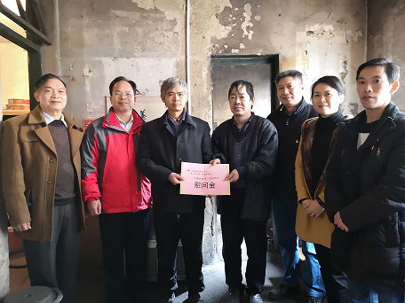 第三党支部慰问社区困难群众
