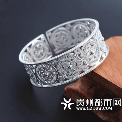潘雪制作的银饰。