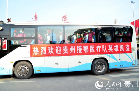 医护人员向道路两旁的热心群众挥手致意。王秀芳 摄