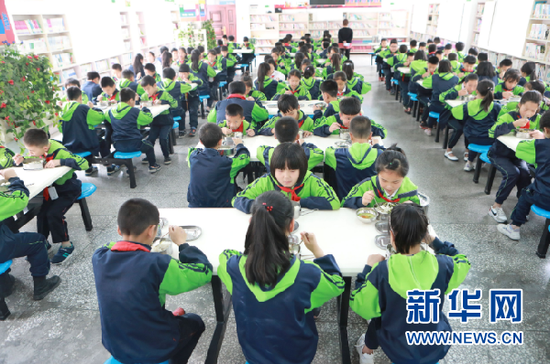 铜仁市第十一小学的学生在食用营养午餐。新华社记者欧东衢摄