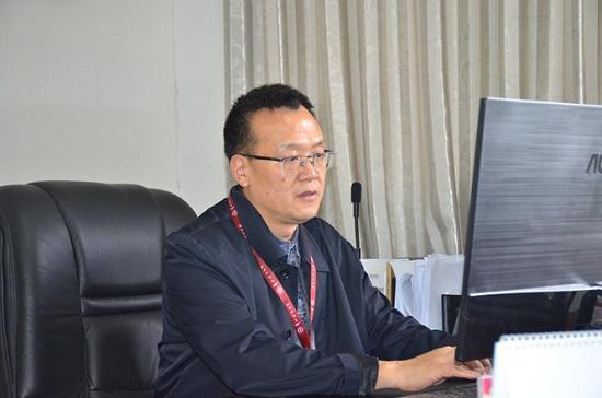 黄东兵正在整理建议和议案内容