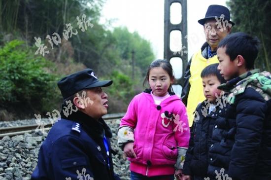 叶建忠向孩子们宣讲铁路安全常识
