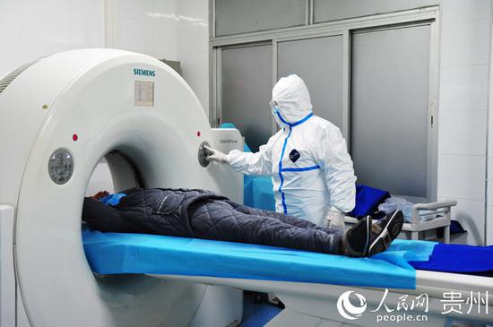 贵州医科大学附属医院影像科医生 许力行 为患者做肺部的ct复查。贵州省卫生健康委供图
