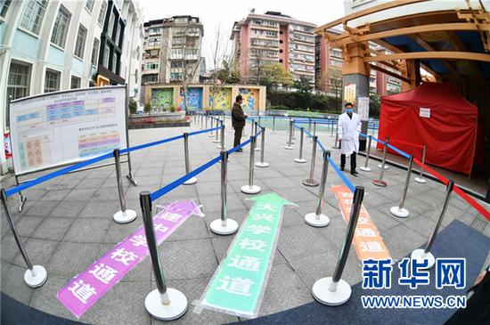 3月15日拍摄的贵阳市云岩区第一小学初三年级集中教学点。为快速分流人群,学校提前准备了多个学生通道。新华社记者 杨文斌 摄