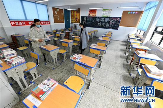 3月15日,贵阳市第二十三中学的老师为初三年级学生摆放和整理新课本。新华社记者 杨文斌 摄