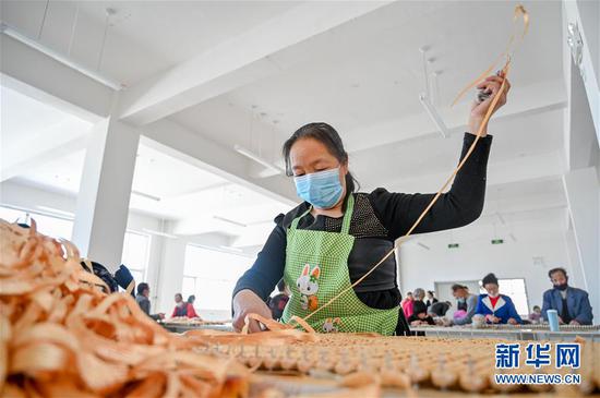 在内蒙古乌兰察布市卓资县易地搬迁房福安小区,贫困居民在小区里的扶贫车间编织汽车座垫(2020年3月27日摄)。新华社记者 连振 摄