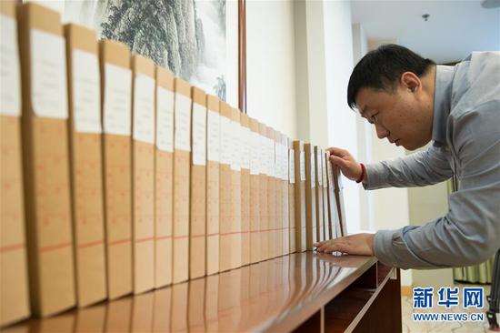 3月12日,十三届全国人大二次会议秘书处工作人员在整理议案(新华社记者 金立旺 摄)
