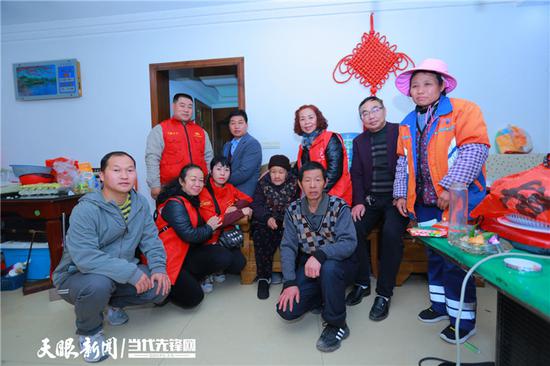 爱心人士与老人一家合影