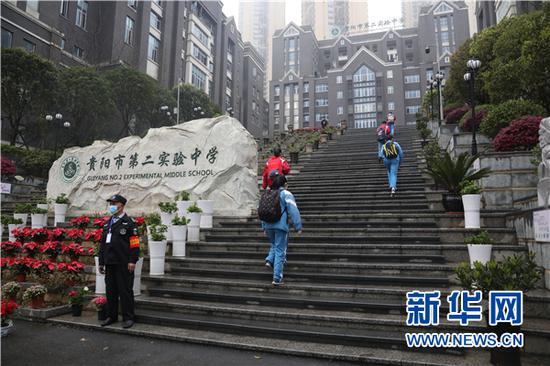 3月16日,贵阳市第二实验中学的初三学生陆续进入学校上课。新华网 卢志佳 摄