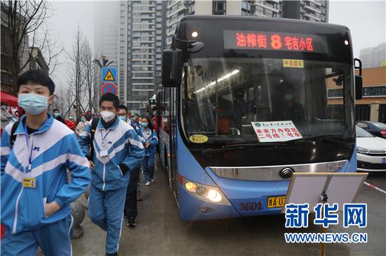 3月16日,贵阳市第二实验中学的初三学生乘坐“定制公交车”到达学校上学。新华网 卢志佳 摄