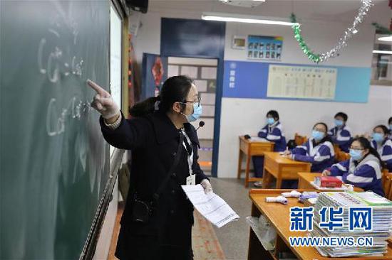 3月16日,贵阳市第六中学高三教师在教室内授课。新华社记者 欧东衢 摄