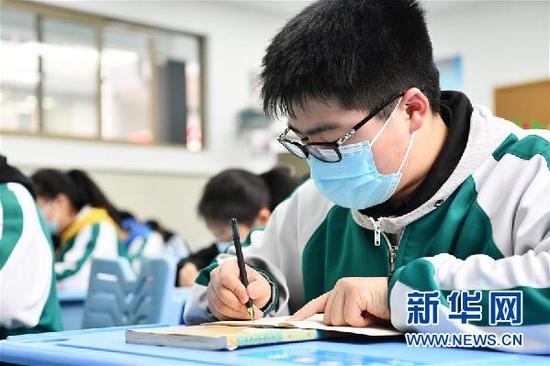 3月16日,贵阳市南明区第一实验中学初三年级学生在课堂上做笔记。新华社记者 杨文斌 摄