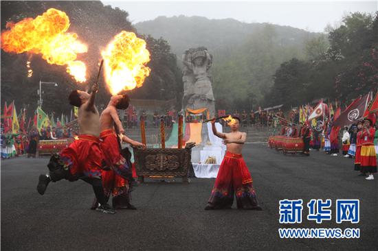 3月28日,表演人员在“祭花神”活动中表演喷火节目。新华网 卢志佳 摄