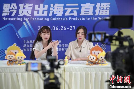 图为“云上筑交会”上,商家直播展示商品。 瞿宏伦 摄