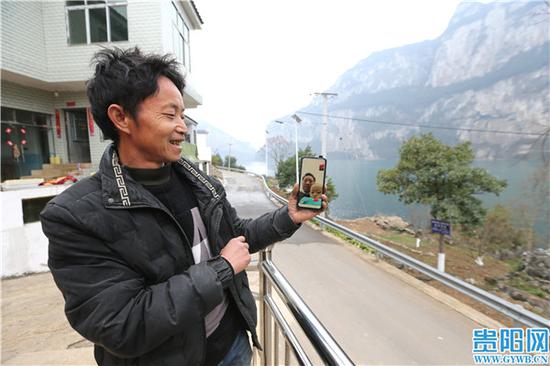 村民游治胜与孙子接视频,幸福满满。