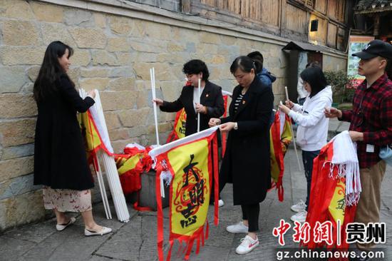 青岩古镇景区管理公司党员突击队布置活动现场。