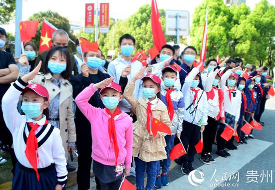 道路旁迎接英雄凯旋的少先队员。王秀芳 摄