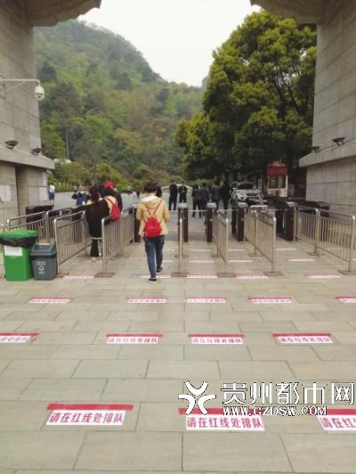 入园通道上粘贴的一米线。