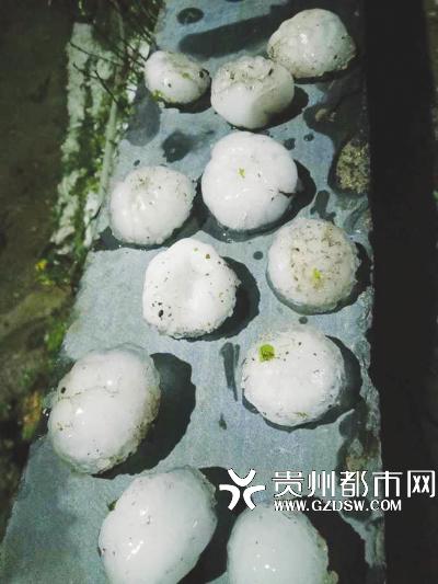 鸡蛋大小的冰雹。