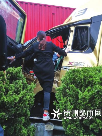 陈正妃救援被困司机。