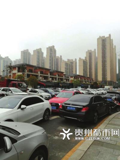 昔日的小区内交通堵塞,路上停满了车。