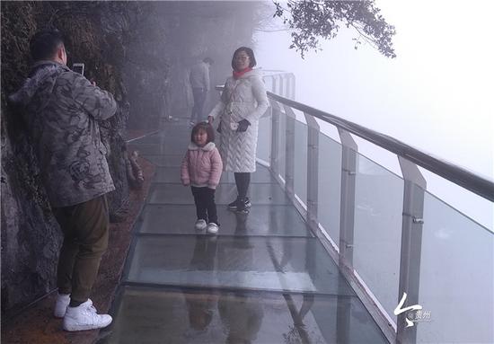 印江大圣墩景区游客体验玻璃栈道