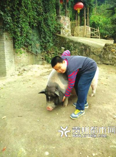 一个小朋友和嘟嘟合影。