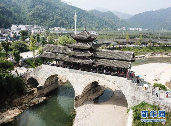 始建于清光绪年间的贵州省福泉市和善桥(8月21日无人机拍摄)。仅福泉市,修建于明清时期保存至今的石桥就有130座。(新华社记者 陶亮 摄)