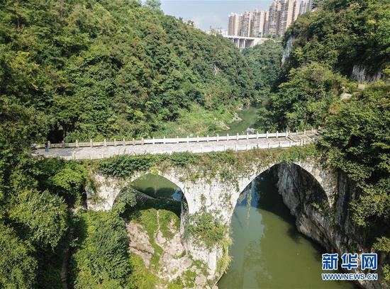 位于贵州省福泉市,修建于明代的葛镜桥被桥梁专家茅以升誉为“西南桥梁之冠”(8月21日无人机拍摄)。(新华社记者 陶亮 摄)