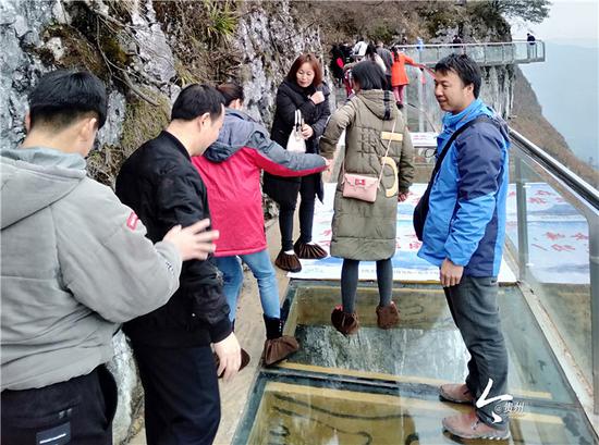 印江大圣墩景区游客体验玻璃栈道
