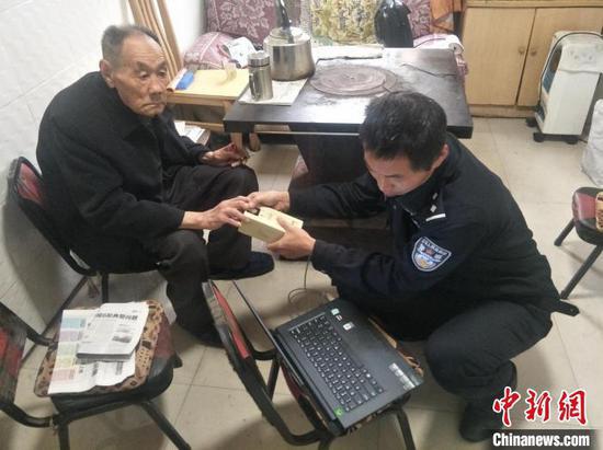 图为贵州省长顺县政务大厅公安窗口人员前往老人家中办理居民身份证业务。 贵州省长顺县政务服务中心供图