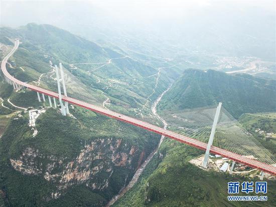 位于贵州、云南交界处杭瑞高速上的北盘江大桥(8月10日无人机拍摄)。其桥面至江面565.4米的垂直高度,被吉尼斯官方认证为“世界最高桥”。(新华社记者 陶亮 摄)
