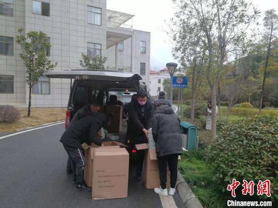 图为将口罩捐赠给县政府。受访者供图