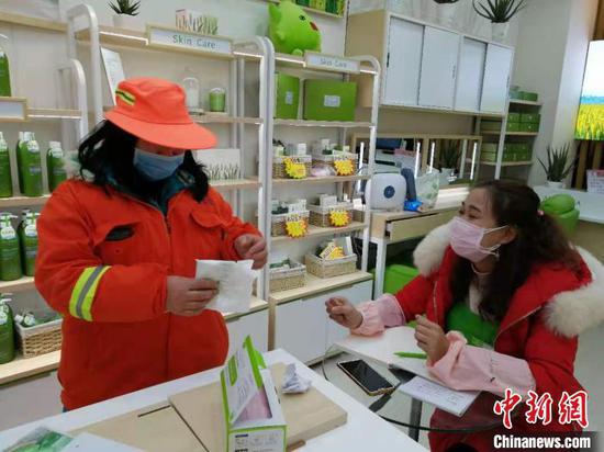 图为市民在领取口罩。受访者供图