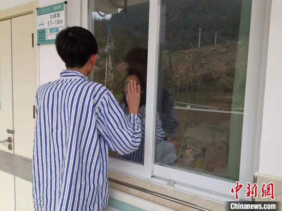 图为黄某某为妈妈加油。铜仁市人民医院宣传科供图