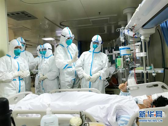 一名新型冠状病毒感染的肺炎患者为海军军医大学医疗队点赞(1月27日摄)。 新华社发(陈静 摄)