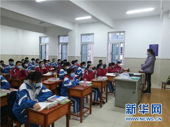 3月16日,贵阳市第二实验中学的初三学生在教室上课。新华网发