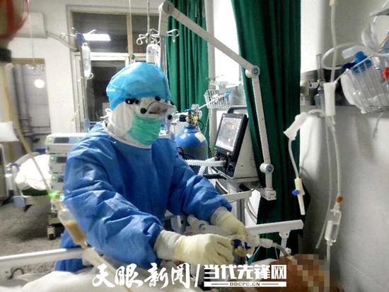 在病房中忙碌工作的王治美