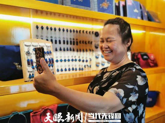 宋水仙和石丽平通过视频交流代表建议