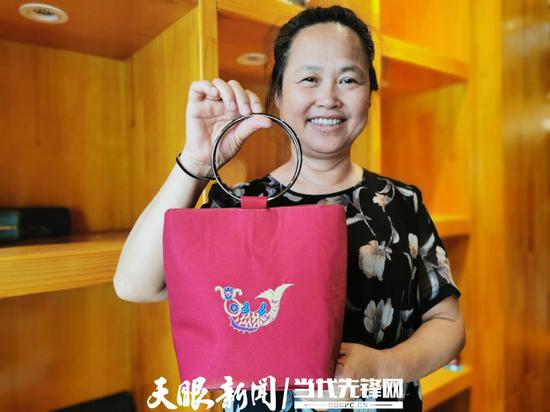 宋水仙展示线上销售的马尾绣爆款包包