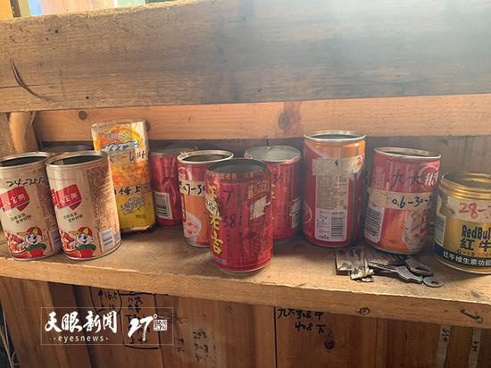 罐子里装了不同型号的簧片