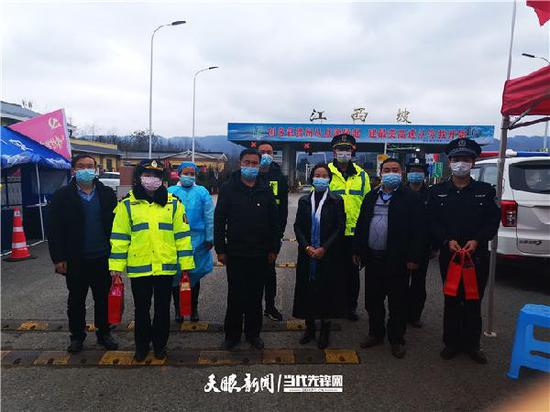 新冠肺炎疫情发生后,韦波赠送<a href=http://www.pinchajie.cn target=_blank class=infotextkey>茶叶</a>到当地的疫情防控服务点