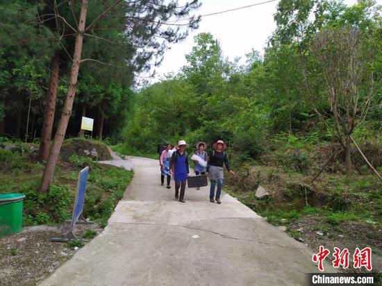 在贵州省安顺市紫云苗族布依族自治县浪风关国有林场务工的贫困户。 刘美伶 摄