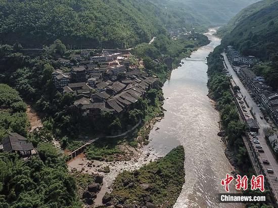 图为6月15日,航拍贵州省赤水市丙安古镇境内的赤水河。中新社记者 瞿宏伦 摄
